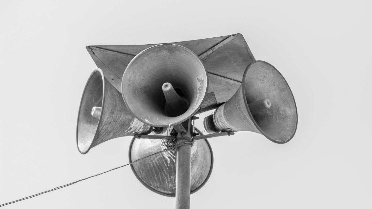 4 Megafone am Mast