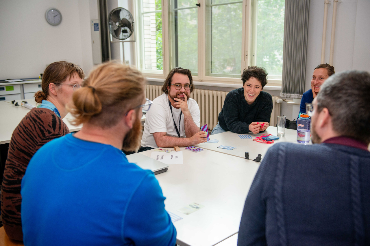 Die Teilnehmenden pitchen KI-gestütze Projekte.