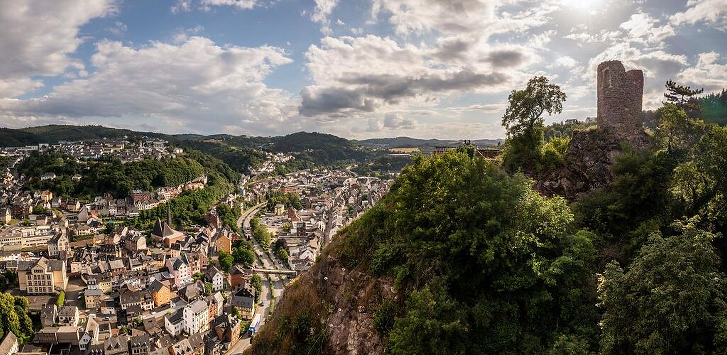 Man sieht die Stadt Idar Oberstein aus Drohnenperspektive.