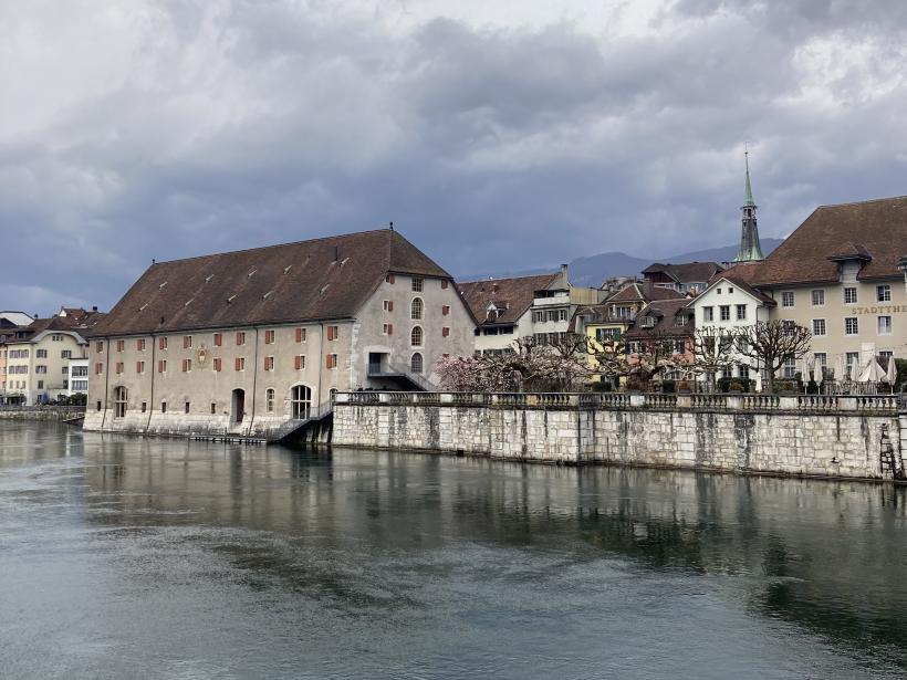 Blick auf die Aare und das Landhaus Solothurn.