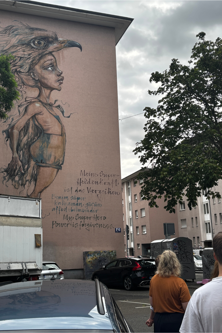 Teilnehmende beim Mural Walk