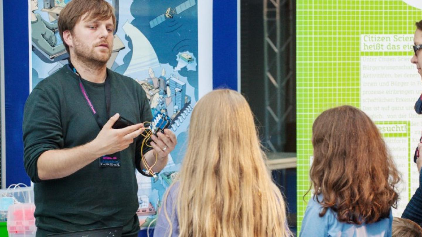 Thomas Bartoschek stellt auf der WissensNacht Ruhr die senseBox vor (Foto: Sergey Mukhametov)