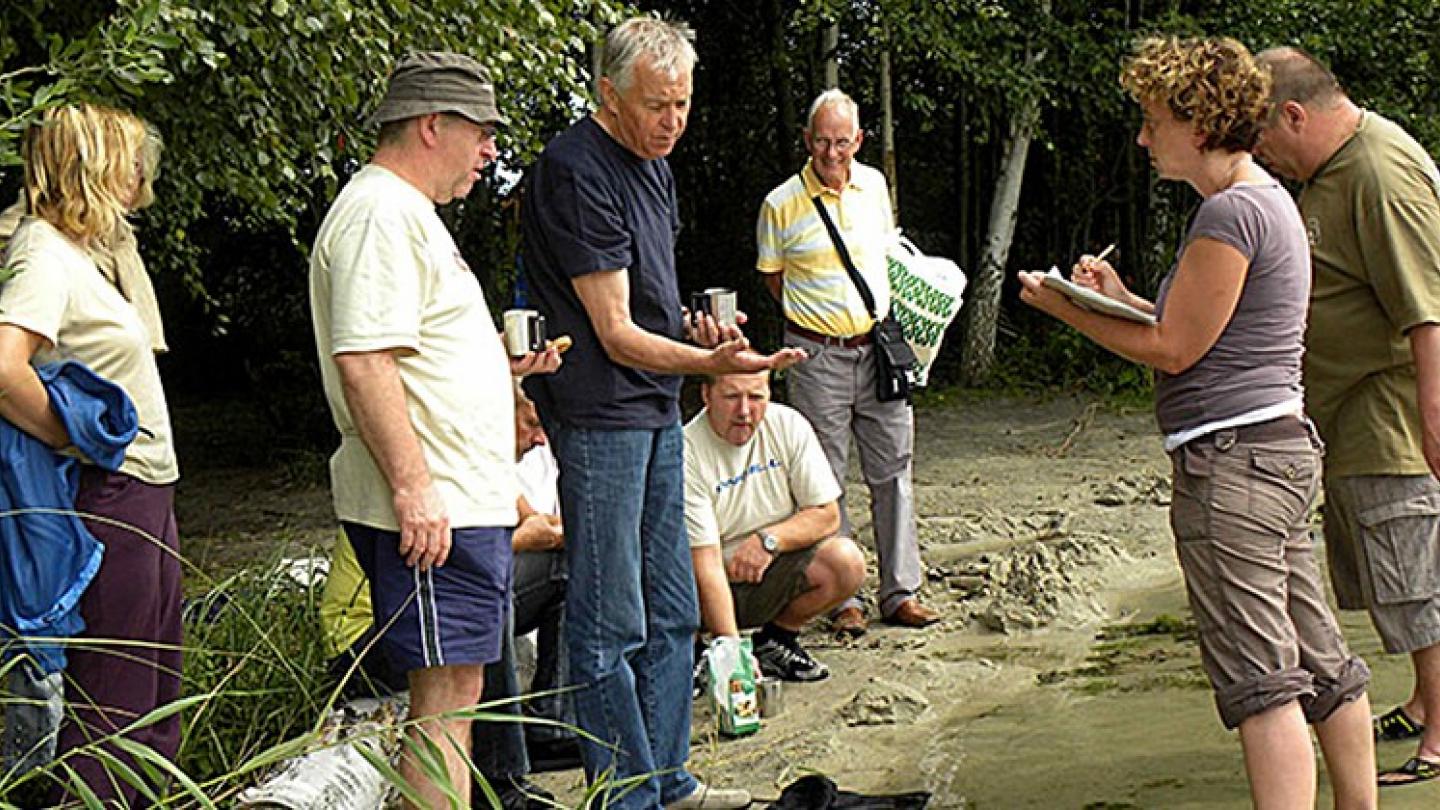 Silko Oldorff (rechts ) bei der gemeinsamen Auswertung nach einem Tauchgang. Dabei werden Pflanzenproben nachbestimmt und Bewertungsbögen für den Tauchgang ausgefüllt. Foto: Tom Kirschey