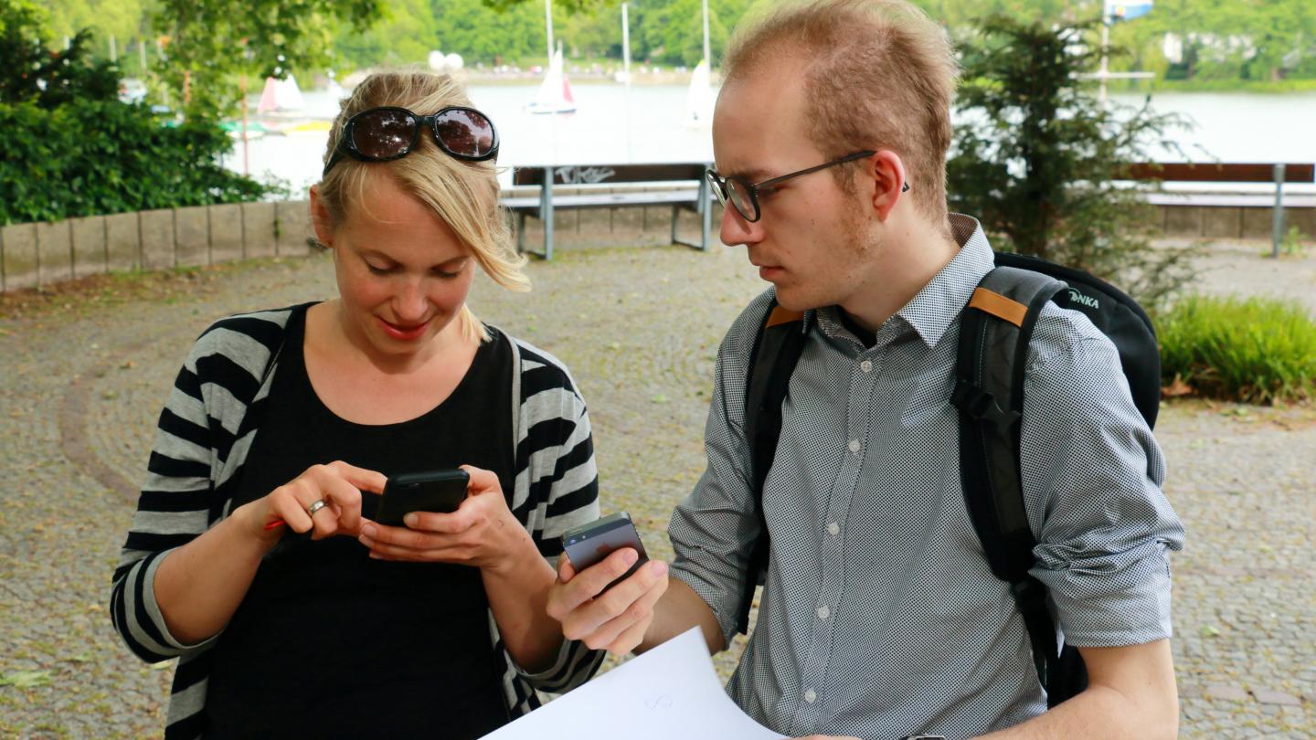 Simone Mäteling und Lennart Bohmann bei der mathematischen Erkundung des Aasees in Münster per MathCityMap-App / Copyright: Wessendorf AFO WWU