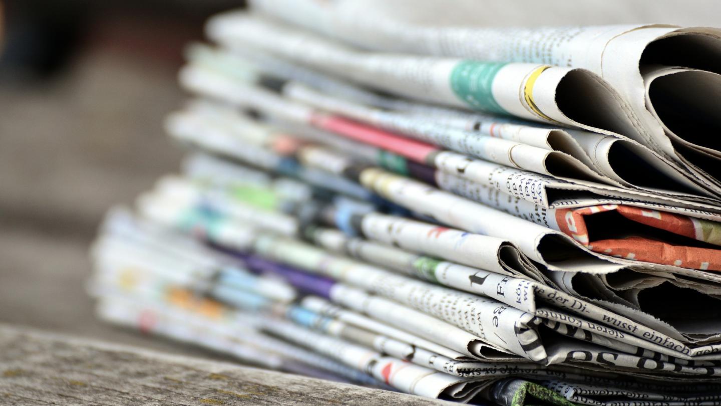 Bild von congerdesign auf Pixabay. Zeitungen als Sinnbild für den Pressebereich