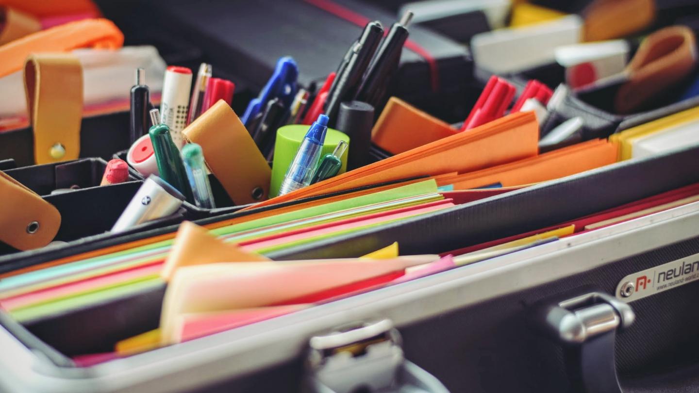 ein Moderationskoffer mit Stiften, bunten Papieren und mehr als Sinnbild für eine bunte Vielfalt an Themen für die Themenworkshops bei Bürger schaffen Wissen