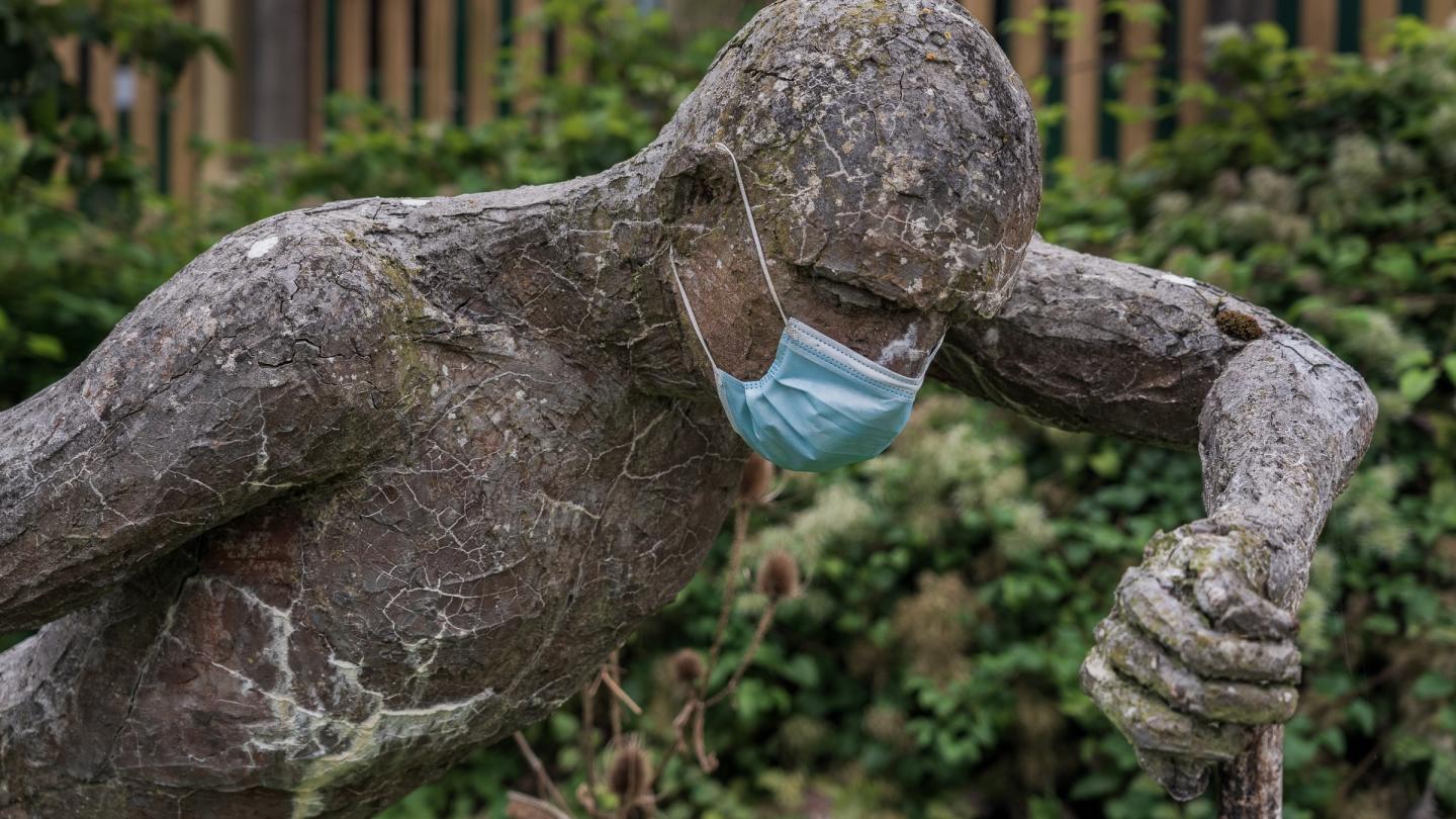 Statue mit Maske / © Nick Fewings/Unsplash