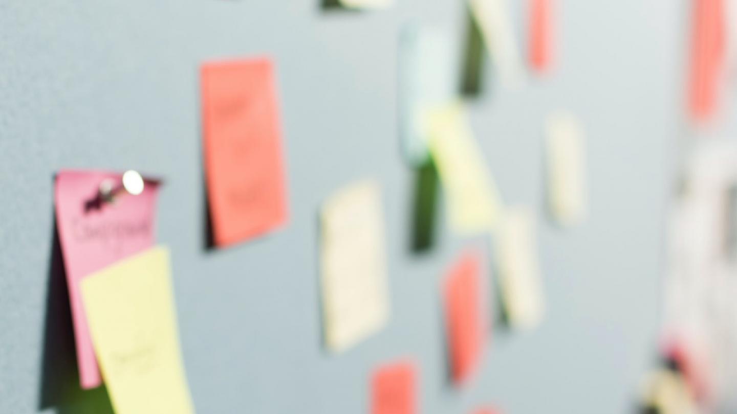Foto: Patrick Perkins / Unsplash Pinnwand mit Notizzetteln
