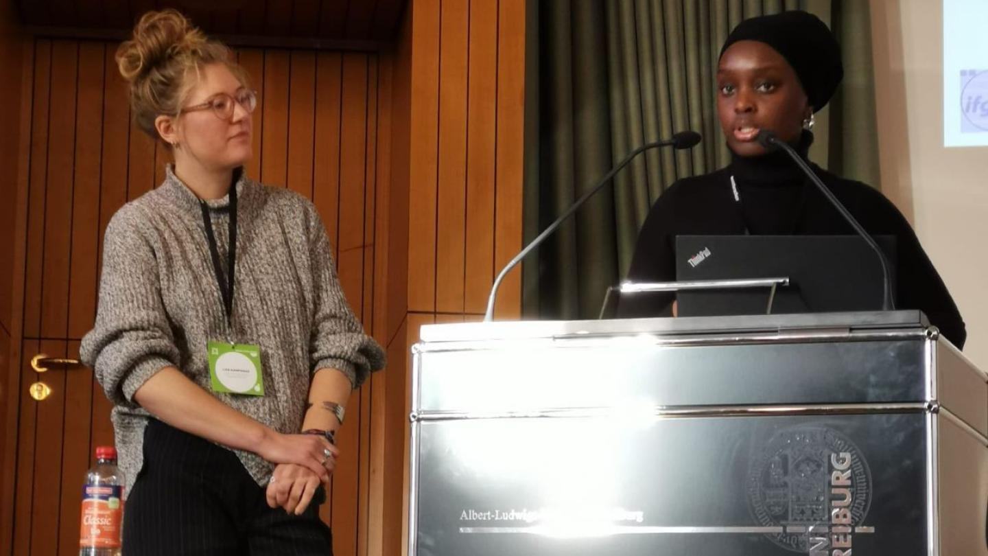 Lisa Kamphaus (l.) und Natividad Abaga Ayecaba (r.) beim Forum Citizen Science 2023. Foto: Nina Nolte