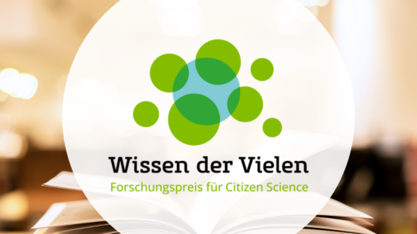 Hintergrund: Aufgeschlagenes Buch. Logo: Wissen der Vielen - Forschungspreis für Citizen Science