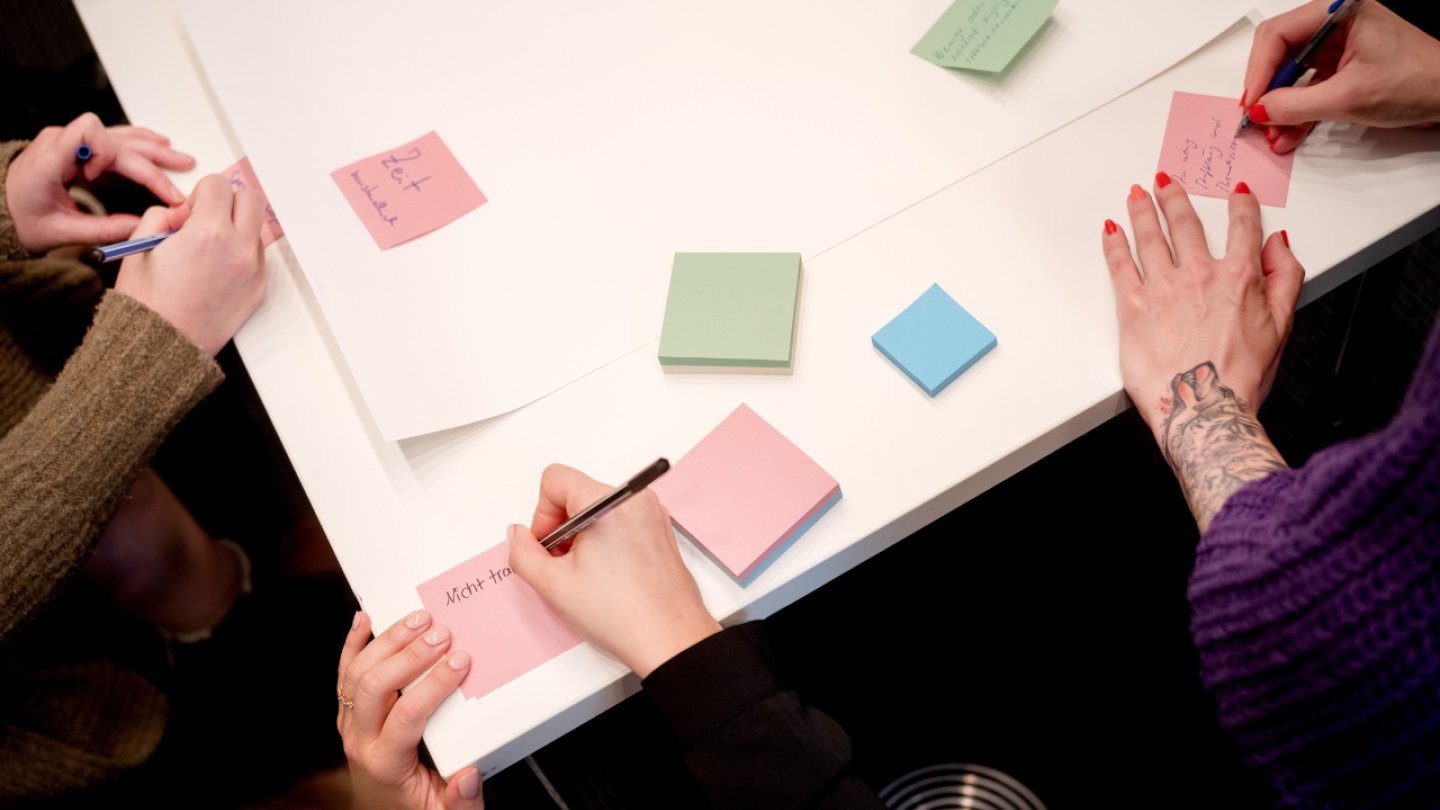 Foto: Jann Wilken / mit:forschen! Hände schreiben etwas auf Post-It-Zettel