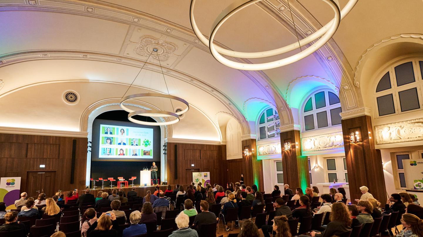 © Claudia Höhne / Wissenschaft im Dialog Blick auf die Bühne und das Publikum Wissen der Vielen Preis
