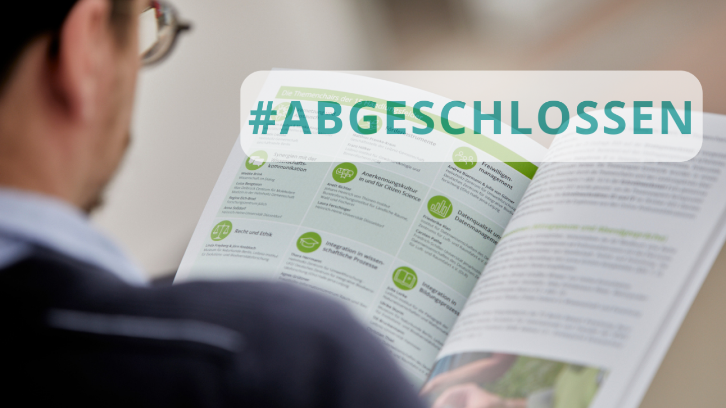 Foto: Mike Auerbach Person liest im Weißbuch