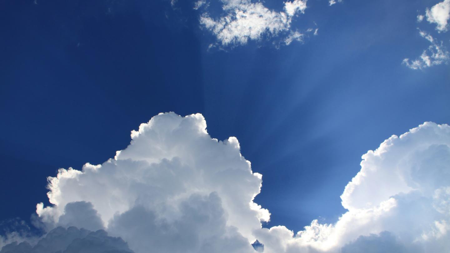 Sonnenstrahlen hinter Wolken