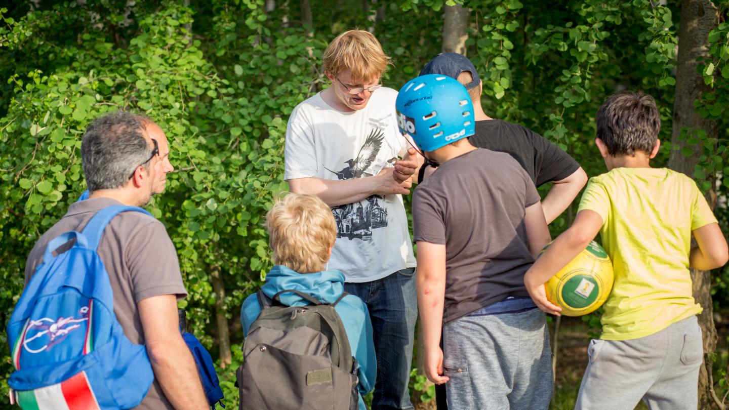 Interessierte Besucher*innen beim Citizen-Science-Fest