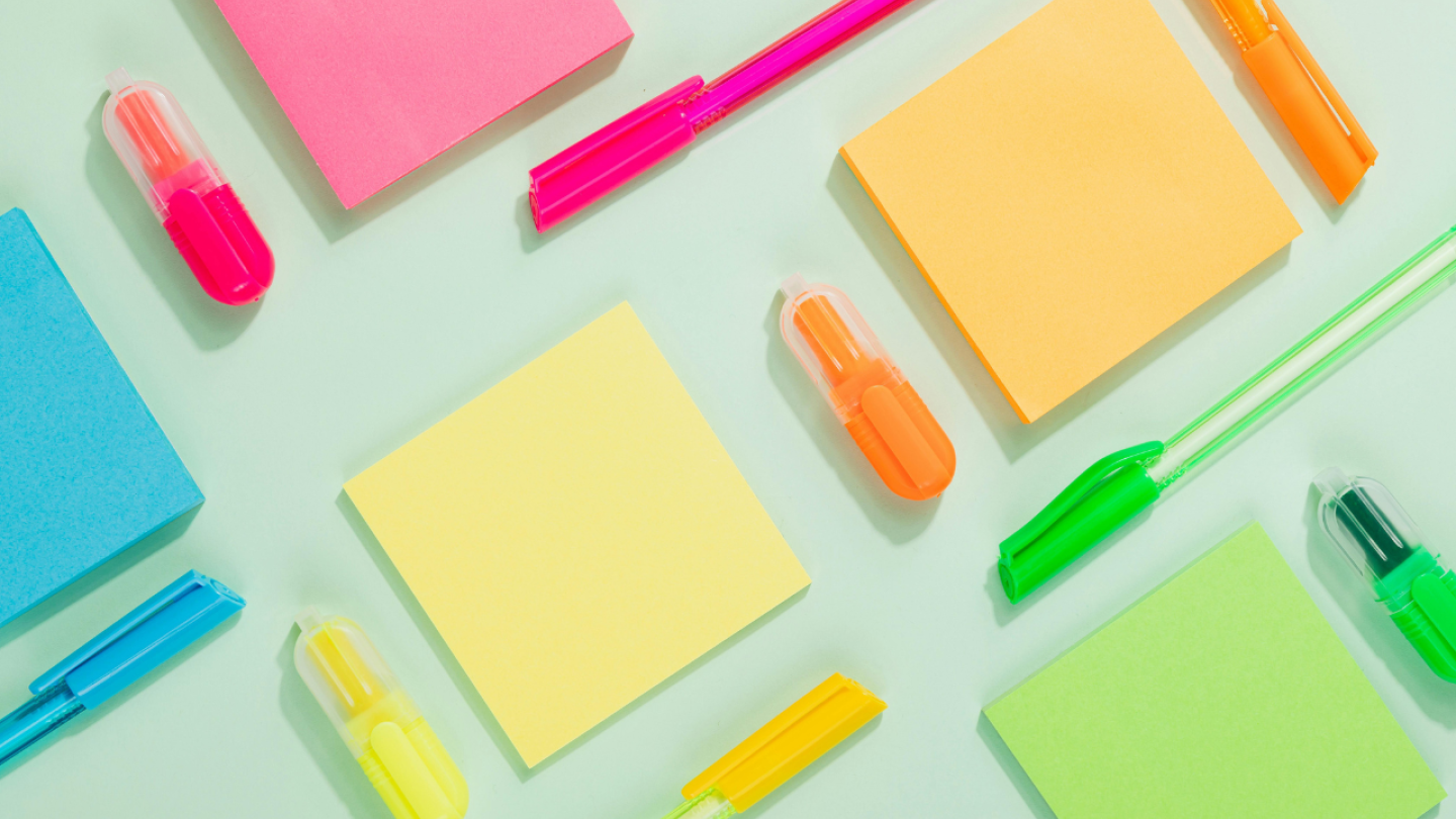 Post-Its und Textmarker in verschiedenen Farben