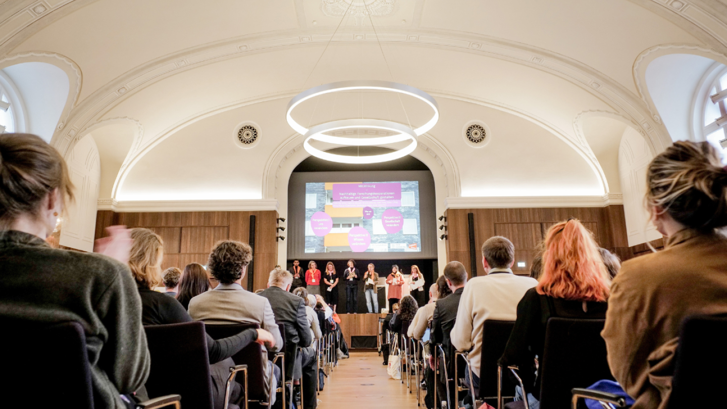 Blick auf Publikum und Bühne beim Forum Citizen Science 2024 in Hamburg