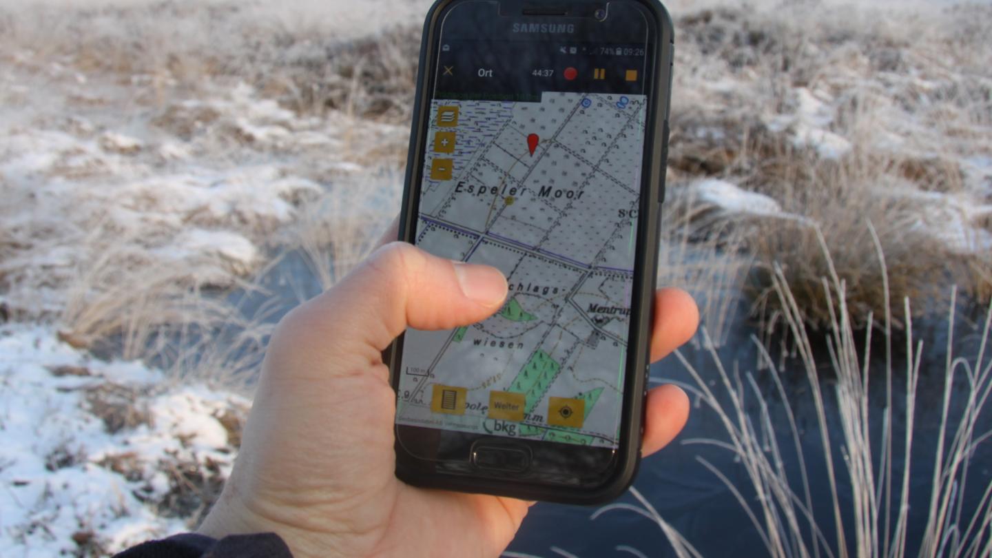 Mit der Smartphone-App "NaturaList" lassen sich Beobachtungen der Vogelwelt direkt auf das Online-Portal ornitho.de übertragen. (Foto: Christopher König)
