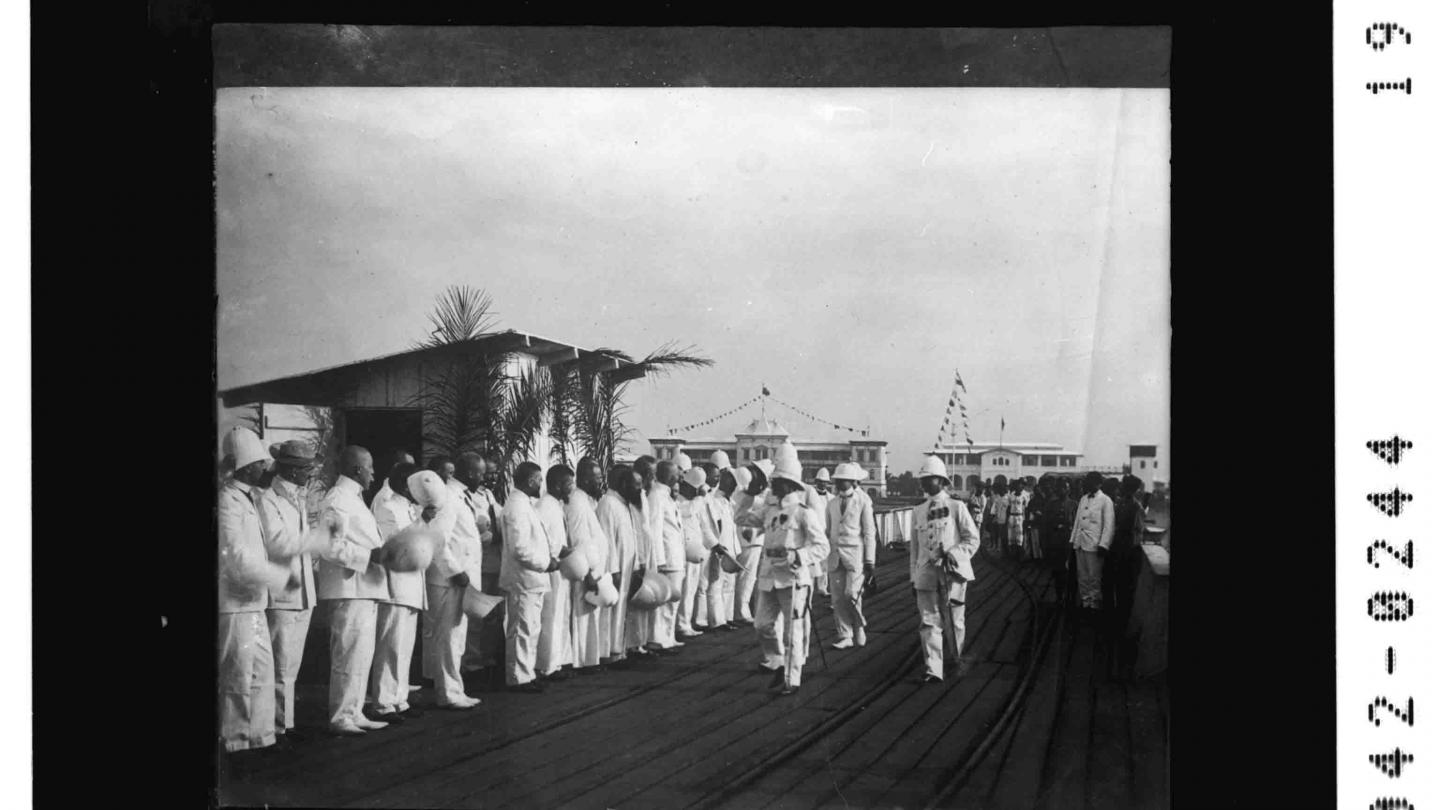 Empfang des Gouverneurs / ( Abreise des Gouverneurs auf d. Landungsbrücke in Lome ) / Togo / Da VII 1 / lfd. No. 9 (Quelle: “Koloniales Bildarchiv, Universitätsbibliothek Frankfurt am Main”)
