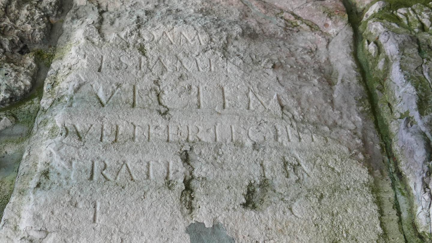 CIL III 5816, eingemauert in der Heilig-Kreuz-Kirche in Augsburg: Ehrung für einen Kleiderhändler namens Iulius Victor, veranlasst von seinem Bruder, Iulius Clemens, Standartenträger in der dritten italischen Legion (Foto: U. Ehmig 17.7.2018)
