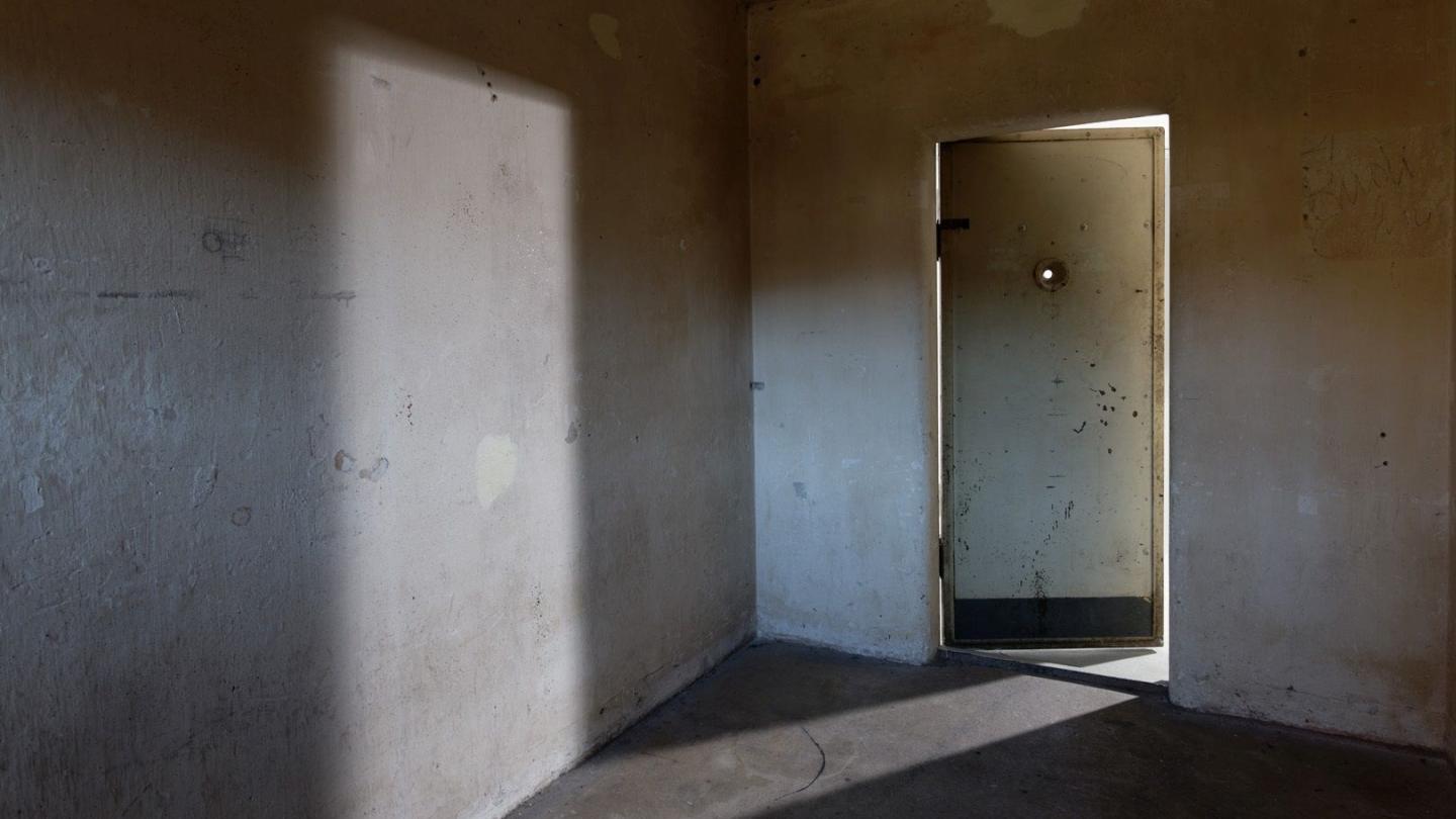 Zellentür in der Gedenkstätte Gestapokeller; Fotograf: Tobias Trapp, Rechte: Gedenkstätten Gestapokeller und Augustaschacht e.V.
