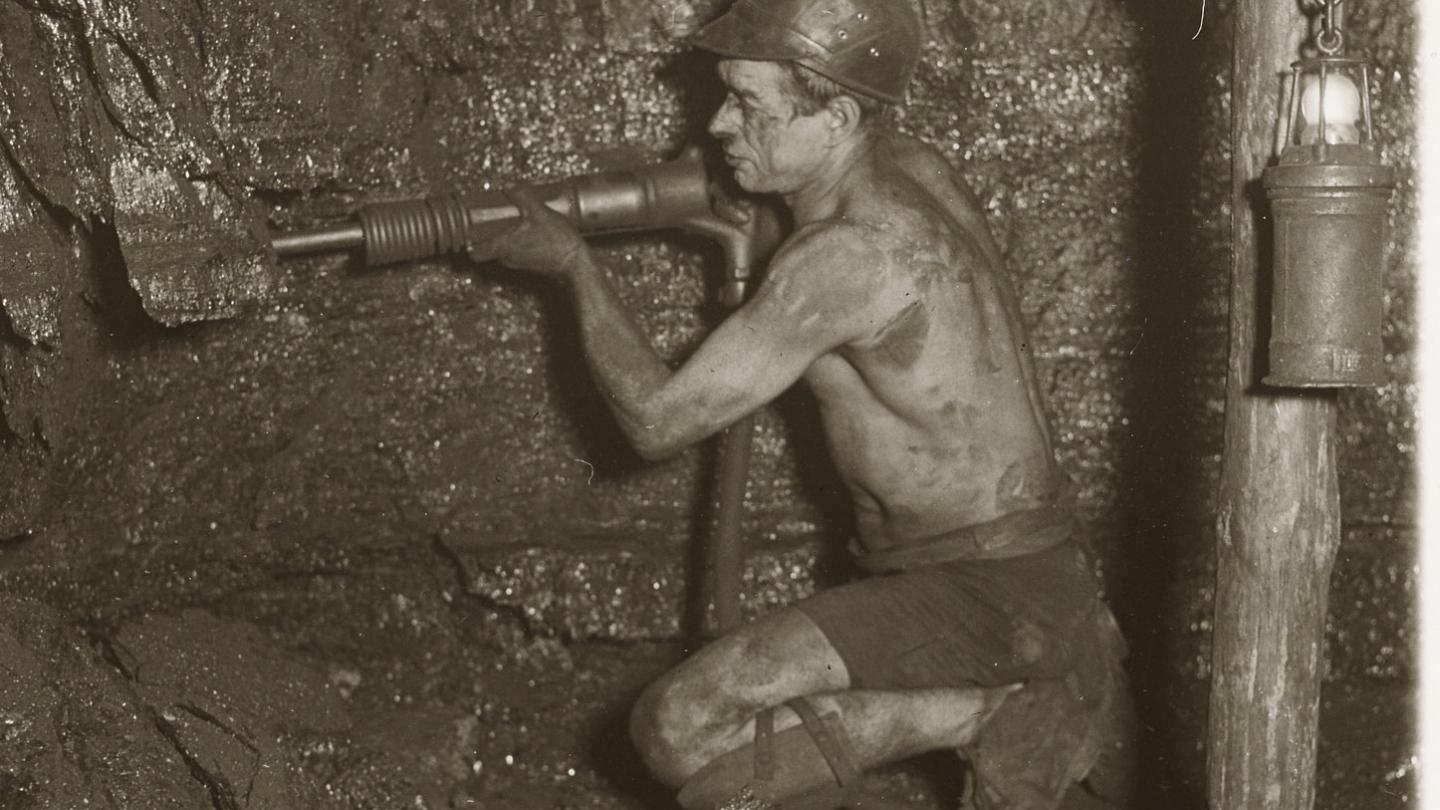 Hauer mit Abbauhammer, 1930 (Fotograf: unbekannt/Quelle: DBM/montan.dok 120160097301)